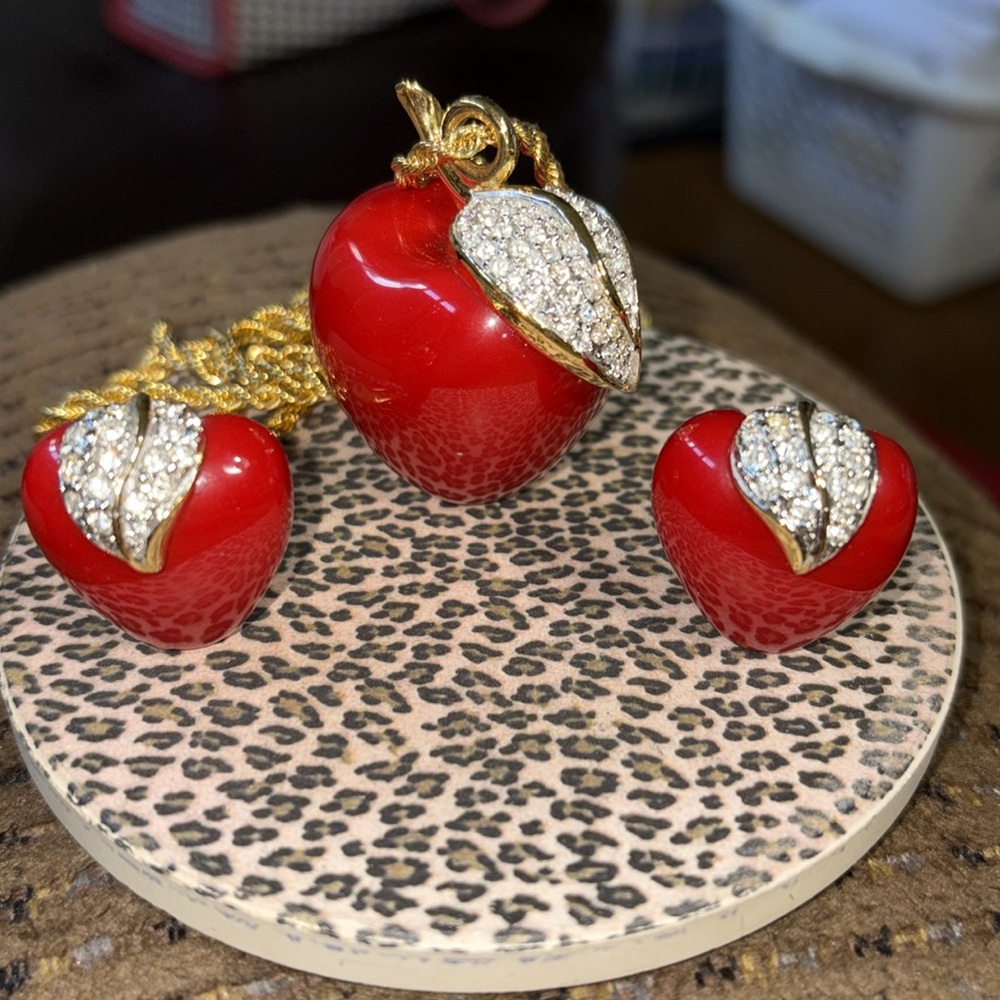 Vintage KJL Kenneth Jay Lane RED Apple necklace AND matching clip earrings - Picture 16 of 16